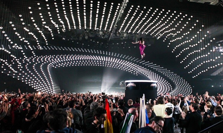 Eurovision 2015: Η έναρξη του τελικού με την Conchita α λα Βανδή!